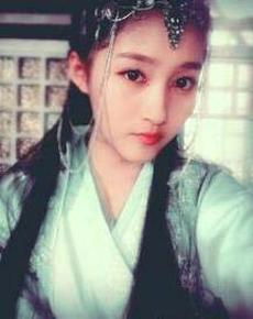 资讯《明星八卦-关晓彤古装造型俏丽 含棒棒糖